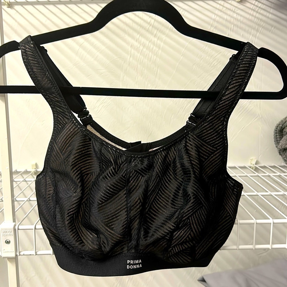 PRIMA DONNA “The Game” sports bra in black.